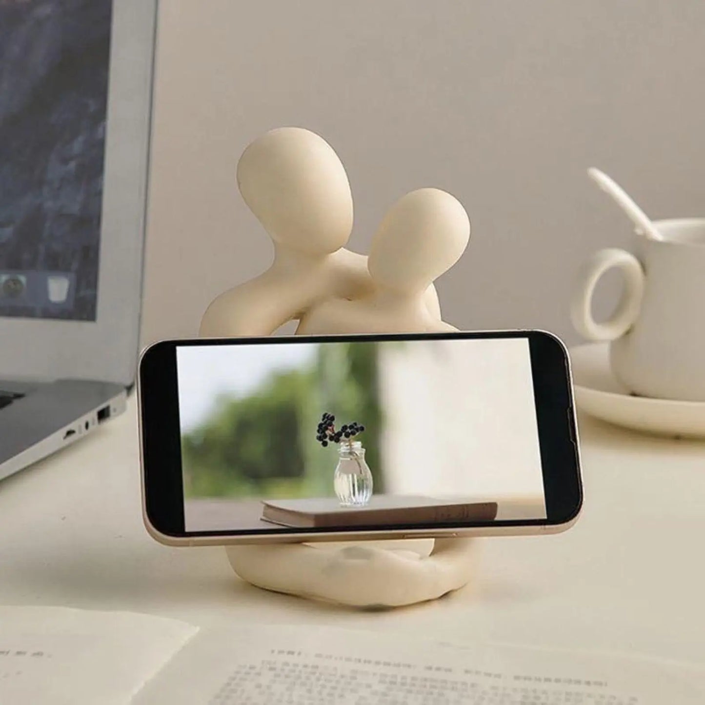 This Modern Resin Loving Couple Statue is a stylish addition to your home decor collection. Double Cart provides Best products for your home in San Antonio, TX.